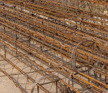 長(zhǎng)車卡車。扁床卡車。建筑施工。運(yùn)輸帶板到工地